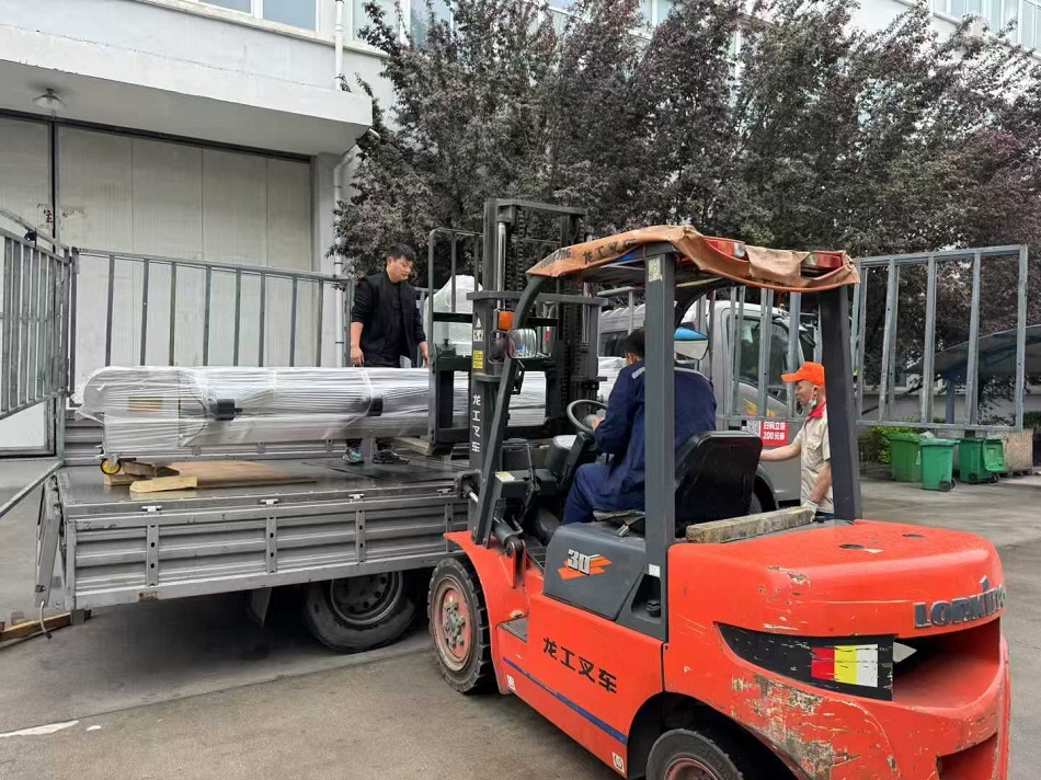 安徽客戶(hù)訂購(gòu)的電磁流水線(xiàn)炒貨機(jī)裝車(chē)發(fā)貨