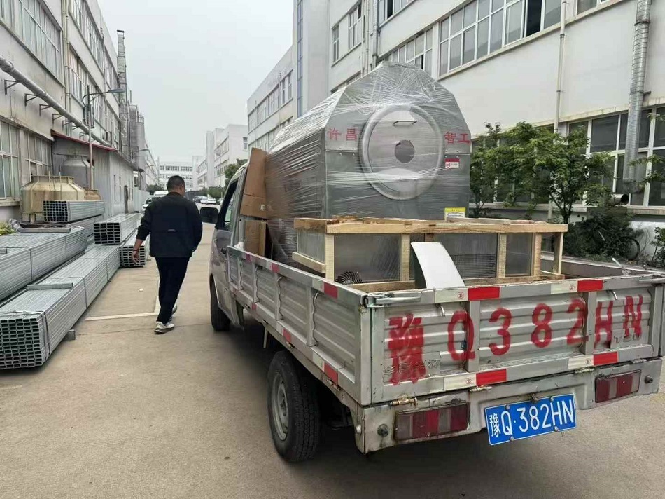 客戶(hù)訂購(gòu)的100斤多功能電磁炒貨機(jī)裝車(chē)發(fā)貨