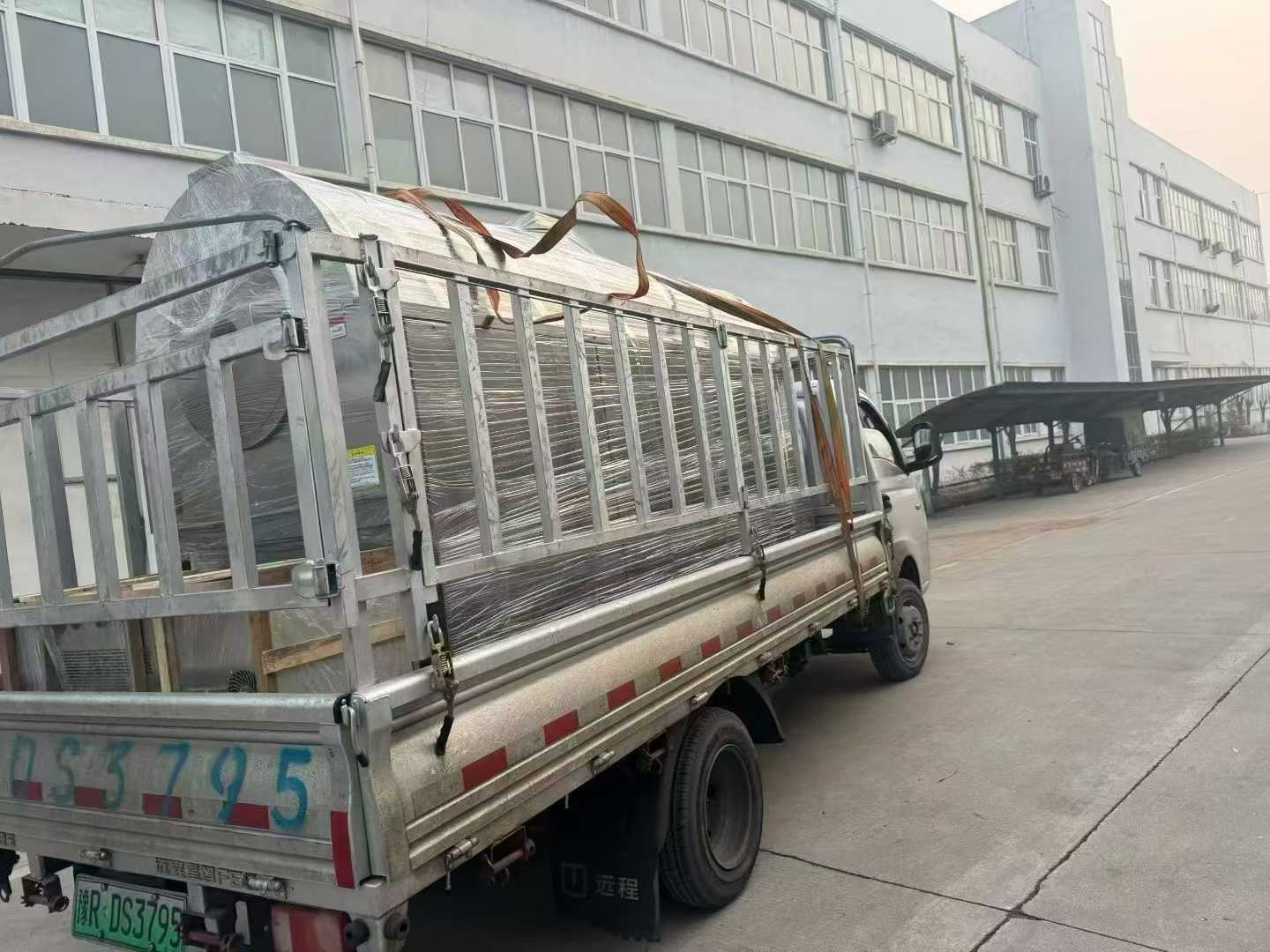 河南客戶復(fù)購(gòu)的500斤電磁炒花生果設(shè)備專車發(fā)貨